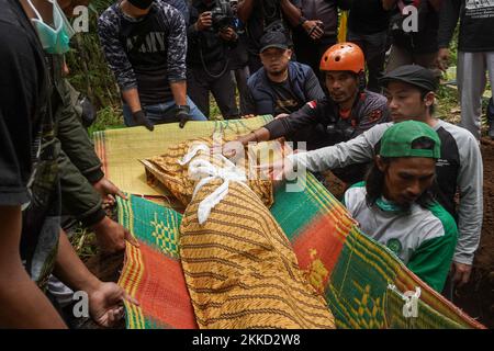 Cianjur, Giava Occidentale, Indonesia. 25th Nov 2022. La gente seppellisce il corpo di 7 anni Asika Nur Fauziah, che è sepolto in rovine a seguito del terremoto di magnitudo 5,6 che è accaduto nel distretto di Cugenang, Cianjur, Giava Occidentale, Indonesia. (Credit Image: © Dicky Bisinglasi/ZUMA Press Wire) Foto Stock