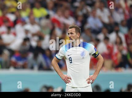 Al Khor, Qatar. 25th Nov 2022. Harry Kane d'Inghilterra reagisce durante la partita del Gruppo B tra Inghilterra e Stati Uniti alla Coppa del mondo FIFA 2022 all'al Bayt Stadium di al Khor, Qatar, 25 novembre 2022. Credit: Li Ming/Xinhua/Alamy Live News Foto Stock