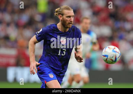 Tim Ream of USA difende durante la Coppa del mondo FIFA, Qatar. , . Foto di Peter Dovgan. Solo per uso editoriale, licenza richiesta per uso commerciale. Non è utilizzabile nelle scommesse, nei giochi o nelle pubblicazioni di un singolo club/campionato/giocatore. Credit: UK Sports Pics Ltd/Alamy Live News Foto Stock