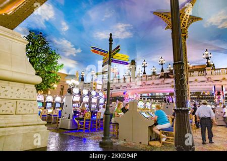 Las Vegas, USA - 17 luglio 2008: Giocatori d'azzardo seduti all'interno del casinò giocando con slot machine. Foto Stock