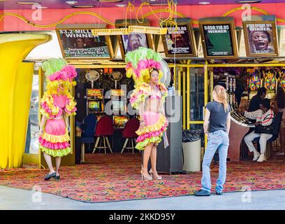 Las Vegas, Stati Uniti d'America - 18 luglio 2008: Le ragazze del bar cercano di ottenere i turisti con l'animazione nel casinò in Fremont Street Experience. Foto Stock