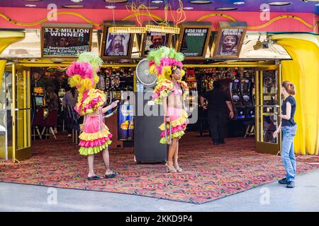 Las Vegas, Stati Uniti d'America - 18 luglio 2008: Le ragazze del bar cercano di ottenere i turisti con l'animazione nel casinò in Fremont Street Experience. Foto Stock