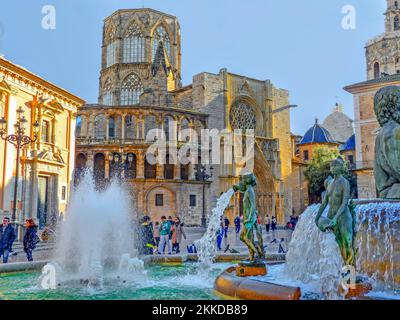 Valencia, Spagna - 29 GENNAIO 2017: Persone alla fontana Rio Turia in Piazza della Vergine Santa Maria, Valencia, Spagna. Foto Stock