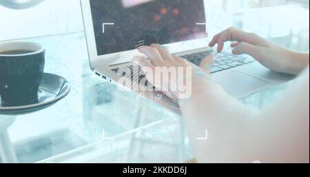 Immagine di impronte digitali biometriche, elaborazione dei dati su donne che utilizzano un computer portatile Foto Stock