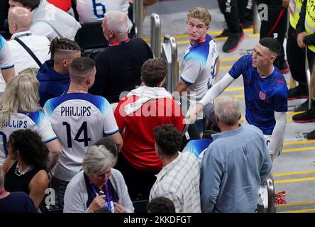 Il Phil Foden (centro) inglese saluta amici e familiari del compagno di squadra Kalvin Phillips negli stand dopo la partita di Coppa del mondo FIFA di Gruppo B allo stadio al Bayt di al Khor, Qatar. Data immagine: Venerdì 25 novembre 2022. Foto Stock