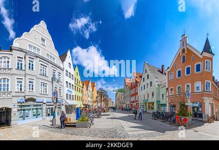 Ingolstadt, Germania - Apr 6, 2019: Vista panoramica sulla zona pedonale nella vecchia parte turistica di Ingolstadt. Foto Stock