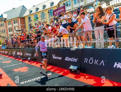 Francoforte, Germania - 30 giugno 2019: La gente gode di guardare gli ultimi metri di Patrick Lange entrando nel roemer dopo l'ultima maratona disciplina. Lui Foto Stock