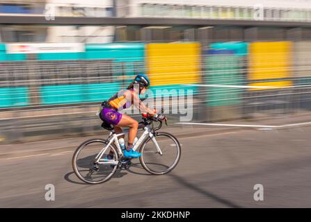Francoforte, Germania - 30 giugno 2019: La gente si diverte a guardare Olga Jenner dopo più di 100 KM di corsa in bicicletta a Francoforte all'ironman 2019. Foto Stock
