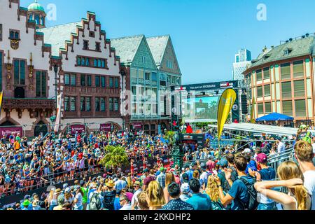 Francoforte, Germania - 30 giugno 2019: La gente gode di strizzarsi gli ultimi metri al roemerof del concorso ironman 2019 a Francoforte in enormes calore. Foto Stock