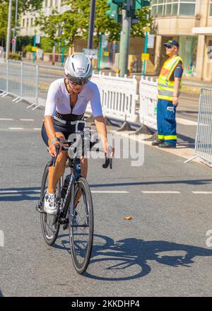 Francoforte, Germania - 30 giugno 2019: La gente si diverte a guardare Sylvia Birkle dopo più di 100 KM di corsa in bicicletta a Francoforte all'ironman 2019. Foto Stock