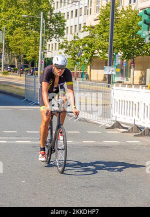 Francoforte, Germania - 30 giugno 2019: La gente gode di guardare Raffaele Franciullo dopo più di 100 KM di corsa in bicicletta a Francoforte all'ironman 2019. Foto Stock