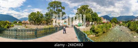 Merano, Italia - 5 agosto 2019: Ponte sul fiume Passera nella città turistica di Merano / Merano in Italia. Colpo contro un cielo nuvoloso. Foto Stock