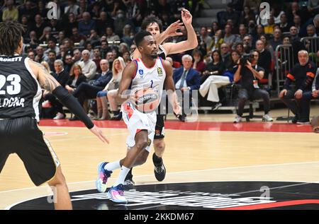 Bologna, Italia. 25th Nov 2022. Rodrigue Beaubois (Anadolu Efes Istanbul) durante la partita di campionato di basket Eurolega Segafredo Virtus Bologna Vs. Anadolu Efes Istanbul - Bologna, 25 novembre 2022 al Paladozza Sport Palace Credit: Live Media Publishing Group/Alamy Live News Foto Stock