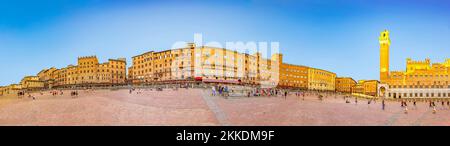 Siena, Italia - 9 agosto 2019: Palazzo Publico e Piazza del campo a Siena. Questo centro storico di Siena è un sito patrimonio dell'umanità dell'UNESCO. Foto Stock