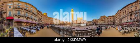 Siena, Italia - 9 agosto 2019: Palazzo Publico e Piazza del campo a Siena. Questo centro storico di Siena è un sito patrimonio dell'umanità dell'UNESCO. Foto Stock