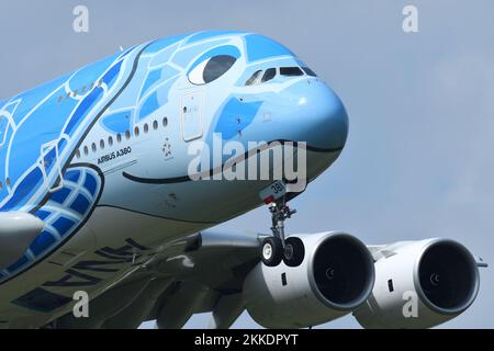 Prefettura di Chiba, Giappone - 05 maggio 2019: Tutti i Nippon Airways (ANA) Airbus A380-800 (JA381A) aereo passeggeri Flying Honu schema. Foto Stock