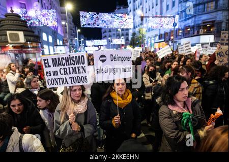 Madrid, Spagna. 25th Nov 2022. Donne che portano cartelli contro il machismo durante una manifestazione per la Giornata Internazionale per l'eliminazione della violenza contro le donne. Credit: Marcos del Mazo/Alamy Live News Foto Stock