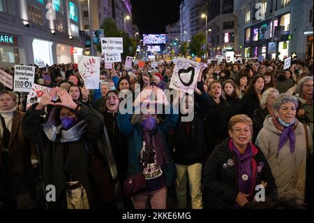 Madrid, Spagna. 25th Nov 2022. Donne che fanno simboli femminili con le mani durante una manifestazione per la Giornata internazionale per l'eliminazione della violenza contro le donne. Credit: Marcos del Mazo/Alamy Live News Foto Stock