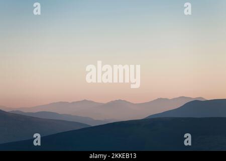 Il crinale di Scafell visto da High Pike al tramonto, nel Distretto dei Laghi Inglese Foto Stock