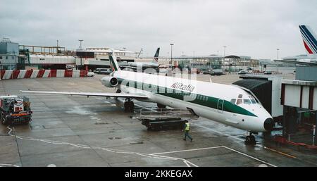 AJAXNETPHOTO. APRILE, 2004. HEATHROW, LONDRA, INGHILTERRA. - ALITALIA MCDONNELL DOUGLAS DC 9-30 CARICO AL TERMINAL 3. PHOTO:JONATHAN EASTLAND/AJAX REF: TC6078 20 21 Foto Stock