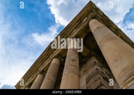 Il tempio pagano di Garni in Armenia, costruito nel i secolo d.C., fu distrutto nel terremoto del 1679. Foto Stock