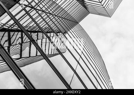 Vienna, Austria - 22 aprile 2009: Facciata della torre uniqa a Vienna, Austria. L'edificio ha ricevuto l'etichetta dell'Unione europea GreenBuilding. È la f Foto Stock