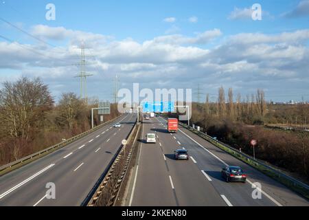 Francoforte, Germania - 28 gennaio 2022: Vista sull'autostrada tedesca A5 con riduzione della velocità a 120 km e segnaletica blu per l'uscita successiva. Foto Stock