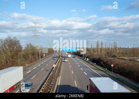 Francoforte, Germania - 28 gennaio 2022: Vista sull'autostrada tedesca A5 con riduzione della velocità a 120 km e segnaletica blu per l'uscita successiva. Foto Stock