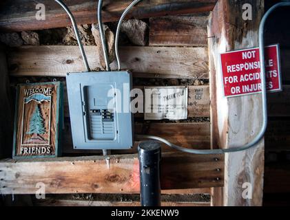 Boulder, Montana, Stati Uniti. 25th Nov 2022. L'ingresso alla miniera Sunshine Radon, una delle poche ''miniere di salute'' in Montana che pretendono di curare le malattie con il gas radon che sanguina dalle pareti di queste defunte miniere di uranio. Il radon è un gas mortale quando inalato in quantità sufficienti; tuttavia, alcuni fautori della ''guarigione naturale'' e della teoria delle radiazioni hormesis, compresi molti nelle comunità Amish e Mennonite, credono, contrariamente alla preponderanza delle prove scientifiche, che dosi più piccole di radon possano curare la malattia. Le miniere sono chiuse per l'inverno, ma Wil Foto Stock