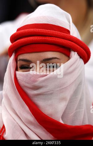 Doha, Qatar. 25th Nov 2022. Un fan dell'Inghilterra si prende cura della partita di Coppa del mondo FIFA 2022 di Gruppo B presso l'al Bayt Stadium di Doha, Qatar, il 25 novembre 2022. Foto di Chris Brunskill/UPI Credit: UPI/Alamy Live News Foto Stock