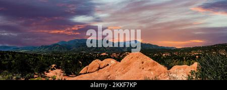 Vista panoramica dal parco Garden of the Gods che guarda verso ovest e Pikes Peak al tramonto spettacolare. Foto Stock