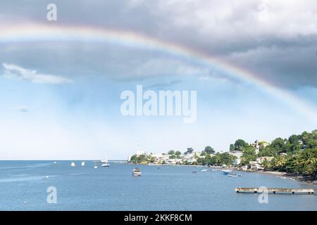 Spiaggia rocciosa a Dominica, Roseau. Città costiera caraibica con accesso al mare Foto Stock