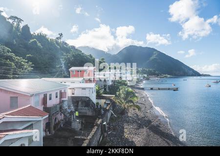 Spiaggia rocciosa a Dominica, Roseau. Città costiera caraibica con accesso al mare Foto Stock