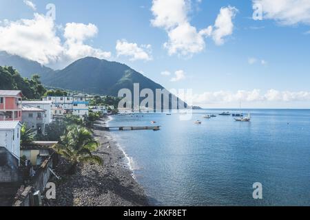 Spiaggia rocciosa a Dominica, Roseau. Città costiera caraibica con accesso al mare Foto Stock