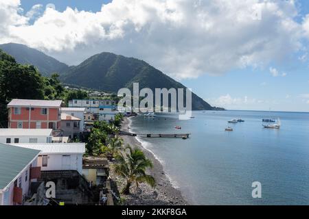 Spiaggia rocciosa a Dominica, Roseau. Città costiera caraibica con accesso al mare Foto Stock