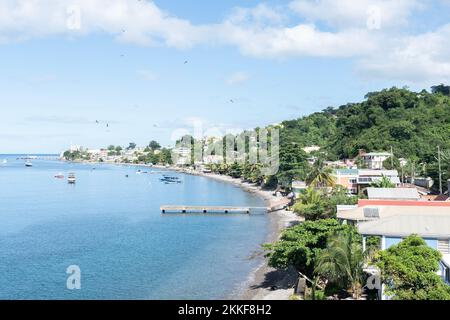 Spiaggia rocciosa a Dominica, Roseau. Città costiera caraibica con accesso al mare Foto Stock