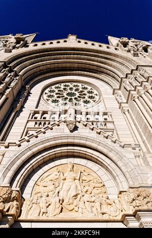 QUEBEC CITY, CANADA - 5 settembre 2022: La Basilica di Sainte-Anne-de-Beaupr si trova lungo il fiume San Lorenzo ad est di Quebec City, Canada, e. Foto Stock
