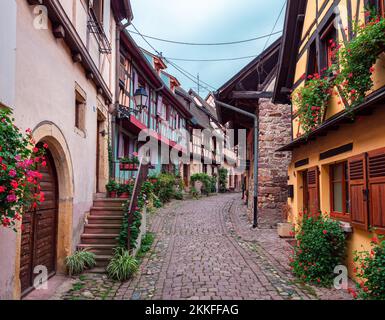Eguisheim, Francia - 12 ottobre 2022: Case medievali tradizionali a Eguisheim in Alsazia lungo la strada del vino Foto Stock