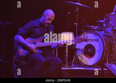 Roma, Italia. 25th Nov 2022. Gabriele Lazzarotti durante il Tour Daniele Silvestri Teatri 2022 del 25 novembre 2022 presso l'Auditorium della conciliazione di Roma. Credit: Live Media Publishing Group/Alamy Live News Foto Stock