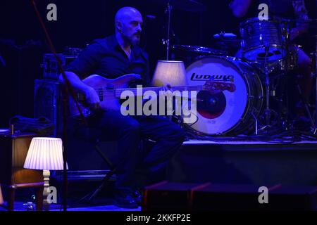 Roma, Italia. 25th Nov 2022. Gabriele Lazzarotti durante il Tour Daniele Silvestri Teatri 2022 del 25 novembre 2022 presso l'Auditorium della conciliazione di Roma. Credit: Independent Photo Agency/Alamy Live News Foto Stock