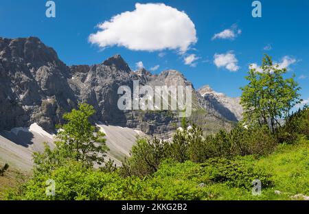 Le pareti nord dei monti Karwendel - Bockkarspitzhe, Nordliche Sonnenspitze da Falkenhutte chalet. Foto Stock