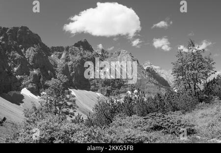 Le pareti nord dei monti Karwendel - Bockkarspitzhe, Nordliche Sonnenspitze da Falkenhutte chalet. Foto Stock