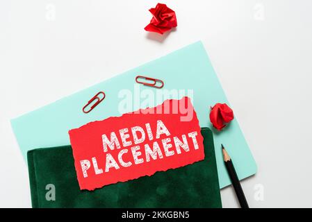 Scrittura visualizzazione testo posizionamento supporti. Parola scritta sul metodo di disposizione del vostro messaggio dell'annuncio usando i mezzi Foto Stock