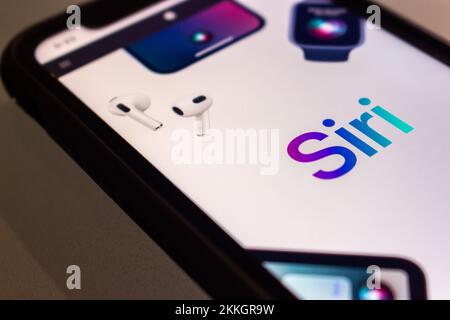 Vancouver, CANADA - Nov 19 2022 : il logo dell'assistente virtuale di intelligenza artificiale di Apple Siri sul suo sito web su un iPhone. Foto Stock