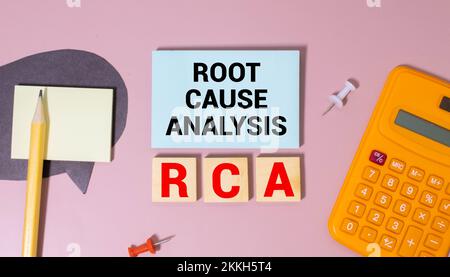 TESTO DI ANALISI DELLE CAUSE SU carta con calcolatrice, blocco note, caffè, penna con grafico. Foto Stock