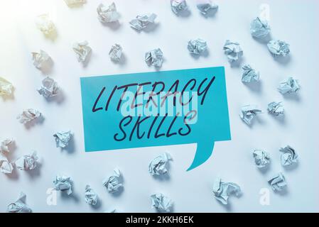 Scrittura a mano segno di alfabetizzazione abilità. Concetto che significa che tutte le conoscenze e le competenze hanno bisogno di valutare le informazioni Foto Stock