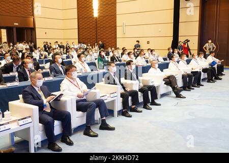 HAIKOU, CINA - 21 NOVEMBRE 2022 - la cerimonia di lancio della piattaforma nazionale di servizi di dati e applicazioni di telerilevamento e la cerimonia di inaugurazione Foto Stock