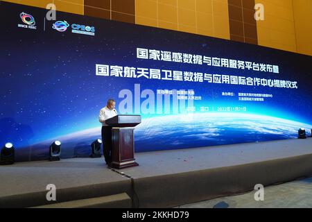 HAIKOU, CINA - 21 NOVEMBRE 2022 - Zhang Kejian, amministratore della National Space Administration, consegna un discorso alla cerimonia di lancio del Foto Stock