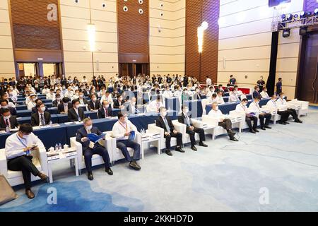 HAIKOU, CINA - 21 NOVEMBRE 2022 - la cerimonia di lancio della piattaforma nazionale di servizi di dati e applicazioni di telerilevamento e la cerimonia di inaugurazione Foto Stock