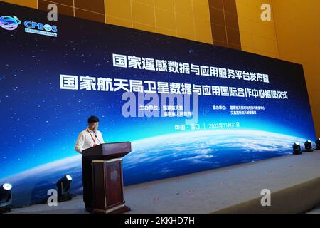 HAIKOU, CINA - 21 NOVEMBRE 2022 - la cerimonia di lancio della piattaforma nazionale di servizi di dati e applicazioni di telerilevamento e la cerimonia di inaugurazione Foto Stock